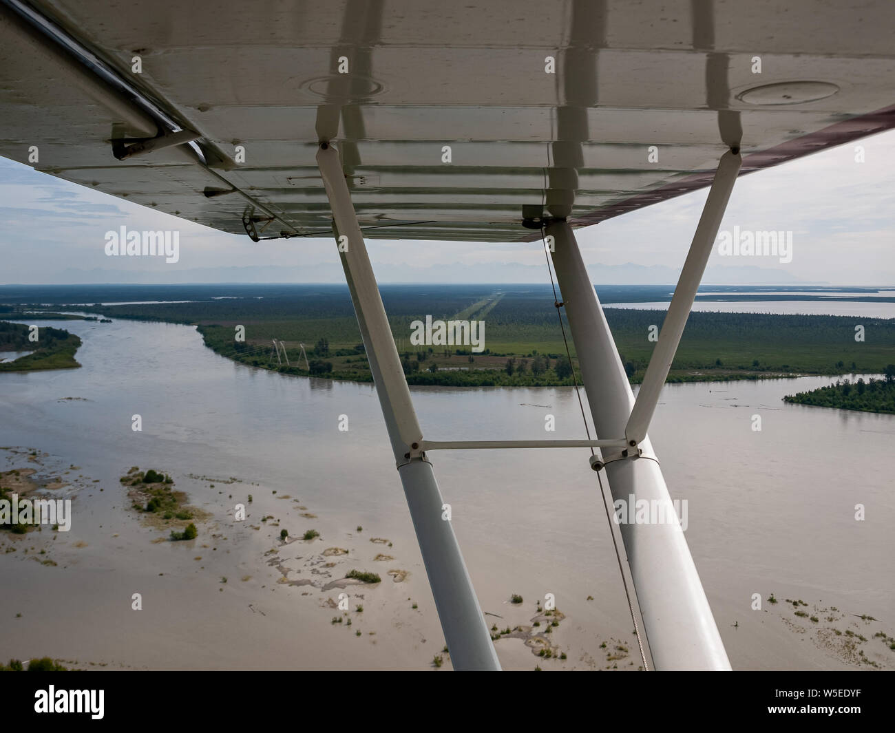 Vol de Piper Super Cub de l'aéroport de Anchorage Lake Hood PALH à Alexander Creek. Rivière Susitna, point Mackenzie. Entrée de cuisson. Pneus de toundra. Plan de bague. Banque D'Images