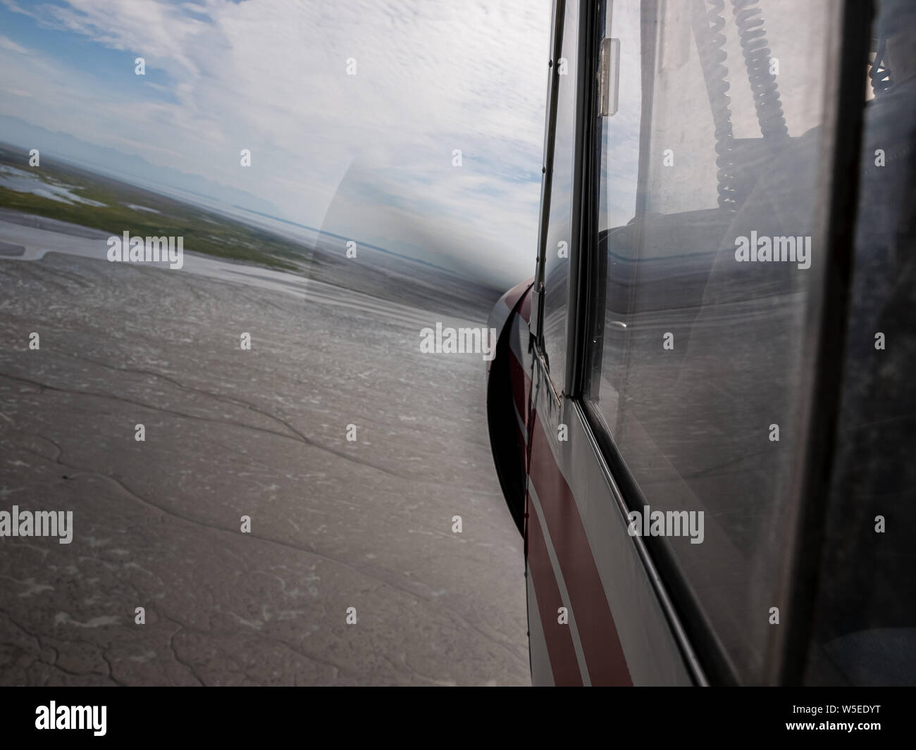 Vol de Piper Super Cub de l'aéroport de Anchorage Lake Hood PALH à Alexander Creek. Rivière Susitna, point Mackenzie. Entrée de cuisson. Pneus de toundra. Plan de bague. Banque D'Images