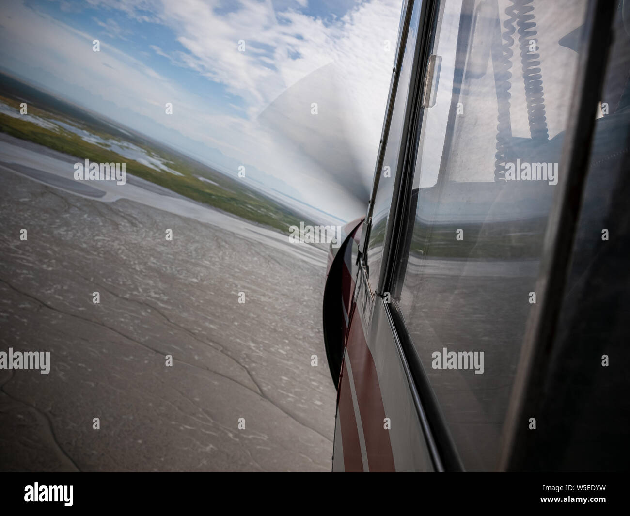 Vol de Piper Super Cub de l'aéroport de Anchorage Lake Hood PALH à Alexander Creek. Rivière Susitna, point Mackenzie. Entrée de cuisson. Pneus de toundra. Plan de bague. Banque D'Images