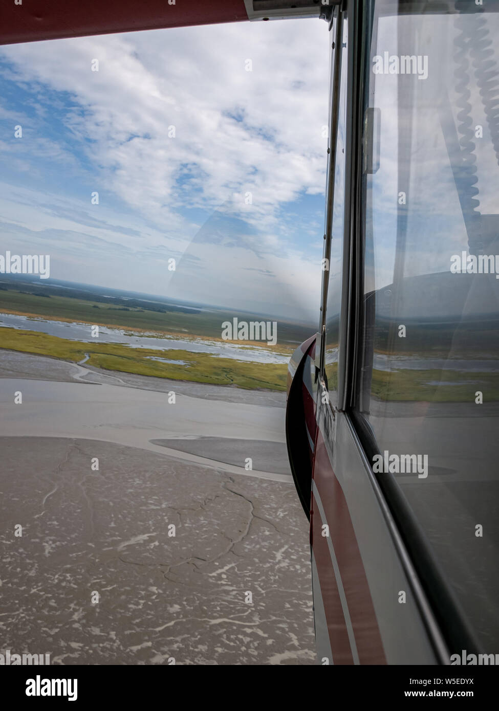 Vol de Piper Super Cub de l'aéroport de Anchorage Lake Hood PALH à Alexander Creek. Rivière Susitna, point Mackenzie. Entrée de cuisson. Pneus de toundra. Plan de bague. Banque D'Images