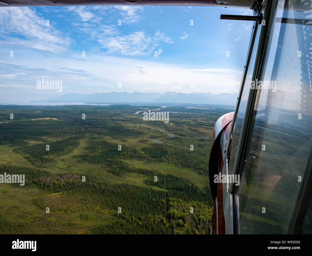 Vol de Piper Super Cub de l'aéroport de Anchorage Lake Hood PALH à Alexander Creek. Rivière Susitna, point Mackenzie. Entrée de cuisson. Pneus de toundra. Plan de bague. Banque D'Images
