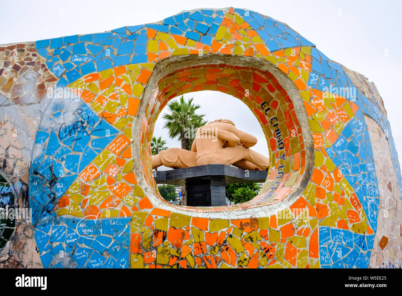El Beso (le baiser), sculpture de Victor Delfin au Parque del Amor (Parc de l'amour), parc de la ville dans le district de Miraflores, Lima, Pérou Banque D'Images
