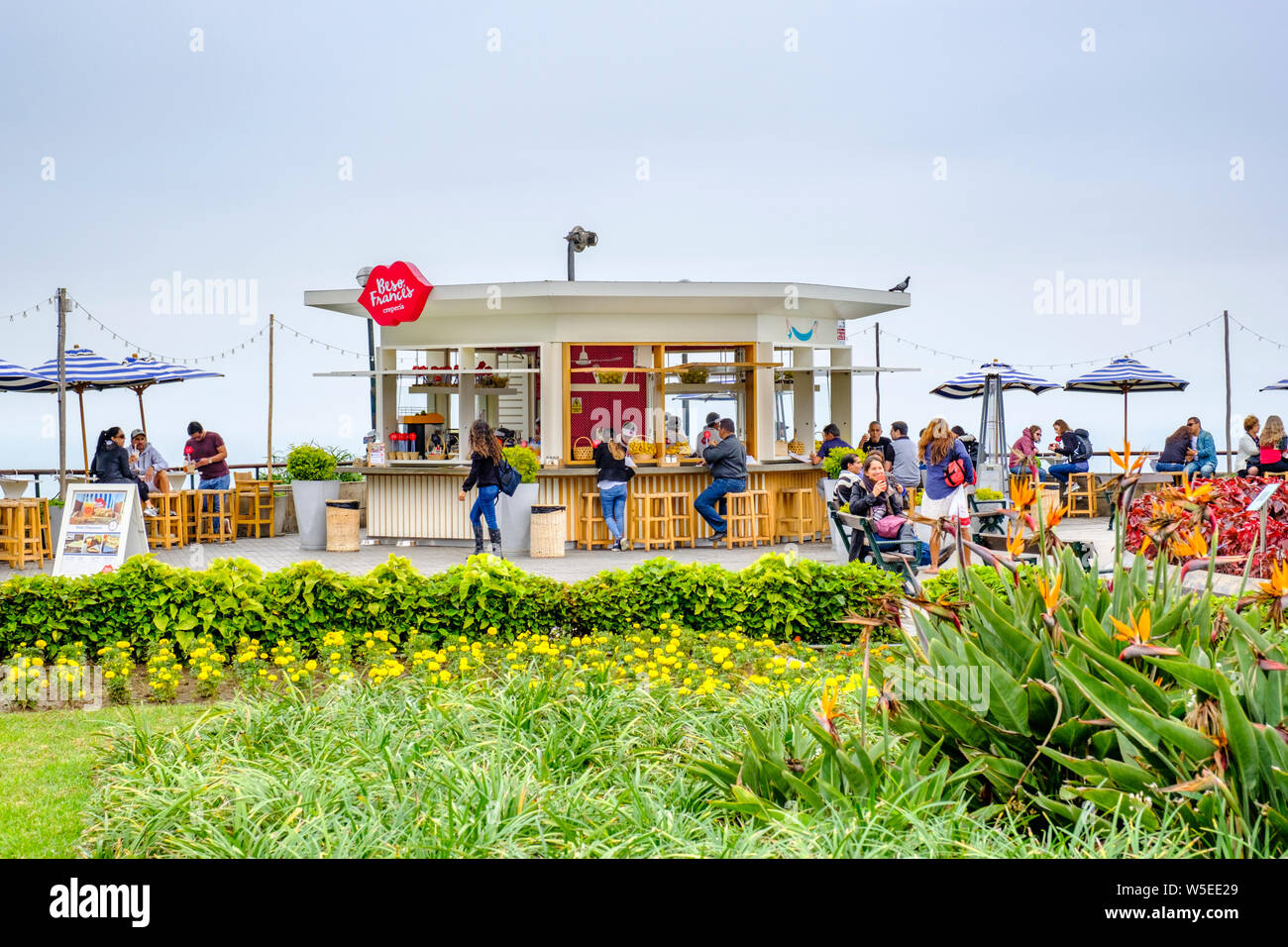 Parc de la ville, les gens, les clients à Beso Frances Crepería, Parque Intihuatana, Malecón Cisneros, Malecón de la Reserva, Miraflores District, Lima, Pérou Banque D'Images