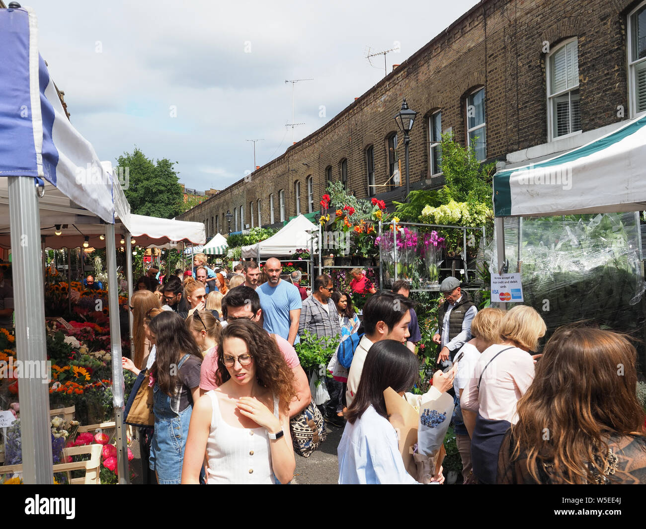 Regardez le long du populaire marché aux fleurs de Columbia Road à Bethnal Green, à Londres, où vous attendent des clients Banque D'Images