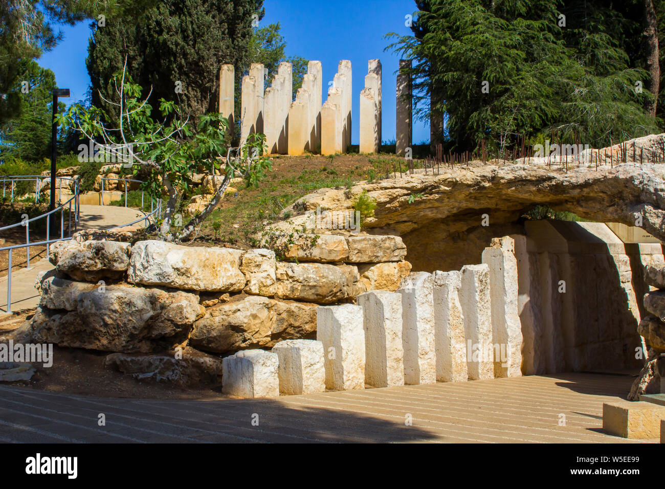 9 mai 2018 sculptures en pierre à l'entrée de la Children's Memorial au Musée de l'Holocauste Yad Vashem à Jérusalem, Israël Banque D'Images