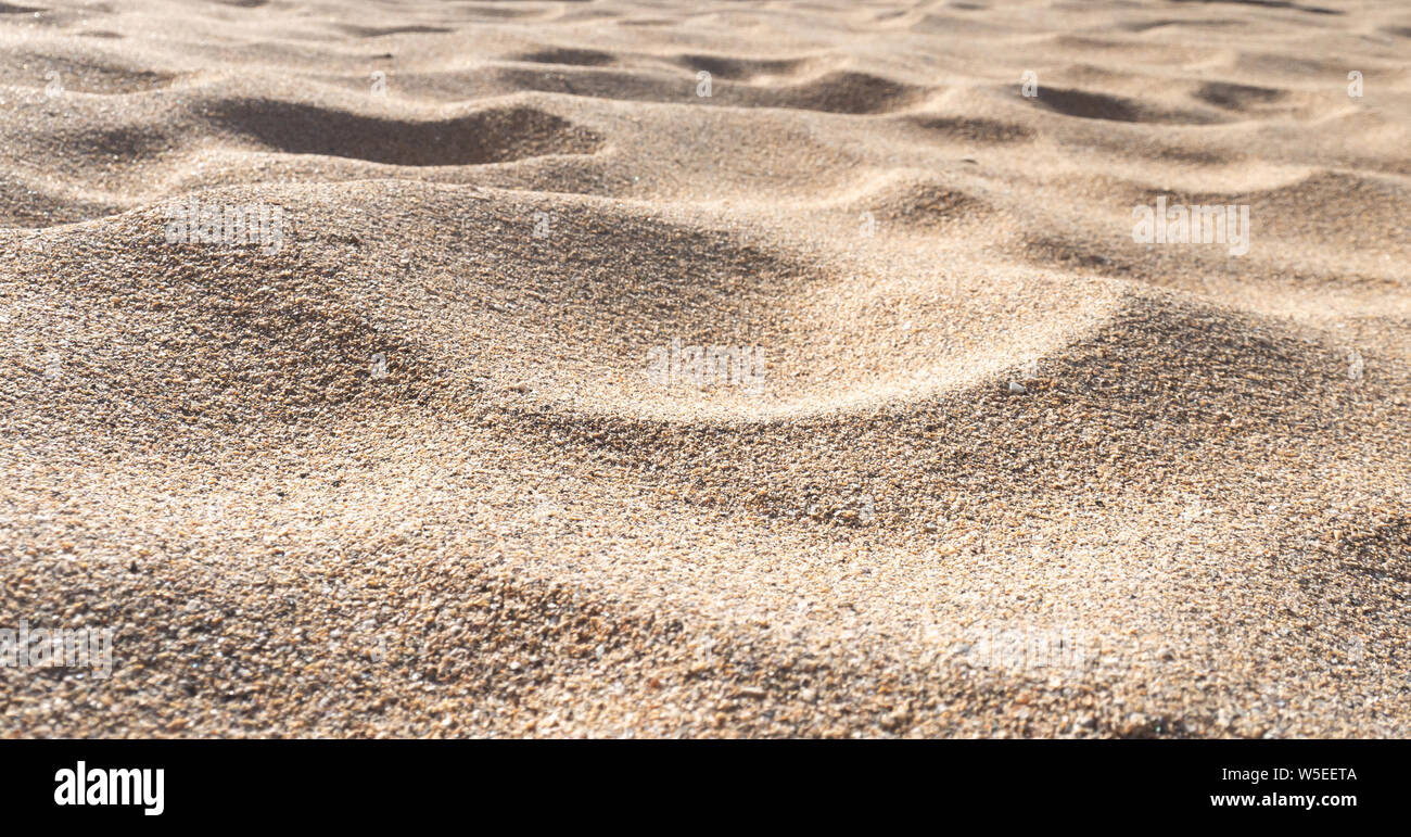 Les vagues de sable sur la plage. Arrière-plan flou. Banque D'Images