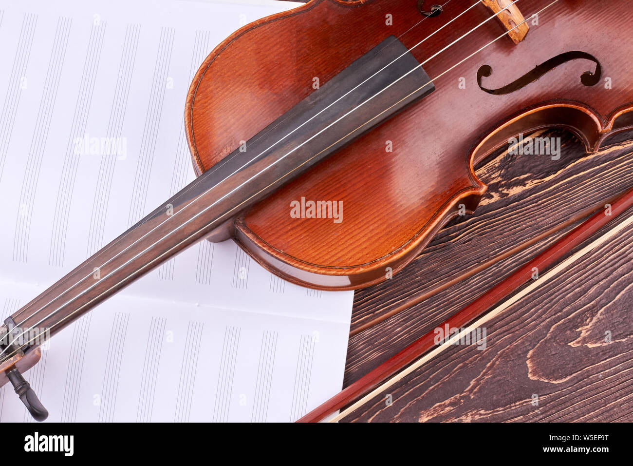 Gros plan sur le violon et les notes musicales. Banque D'Images