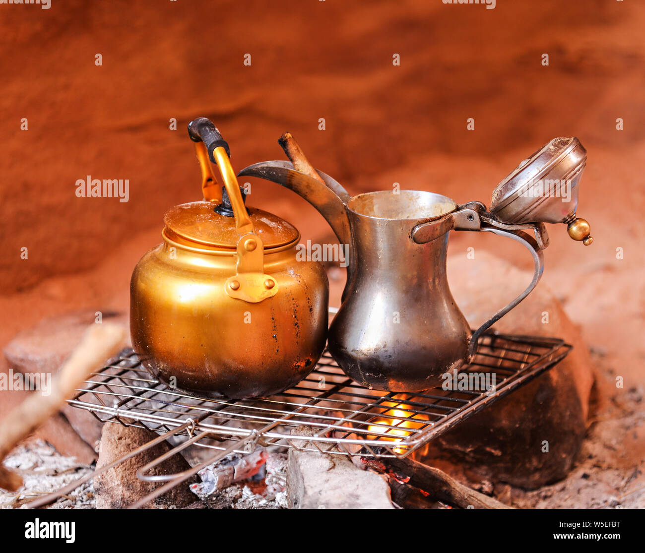 Un pot de café et d'un plateau/bouilloire sur le feu ouvert grill à Petra,  en Jordanie Photo Stock - Alamy