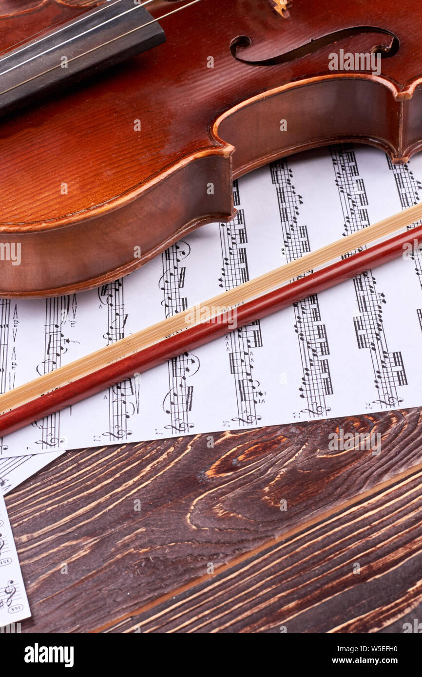 Feuilles de notes de violon, d'arc et de musique. Banque D'Images