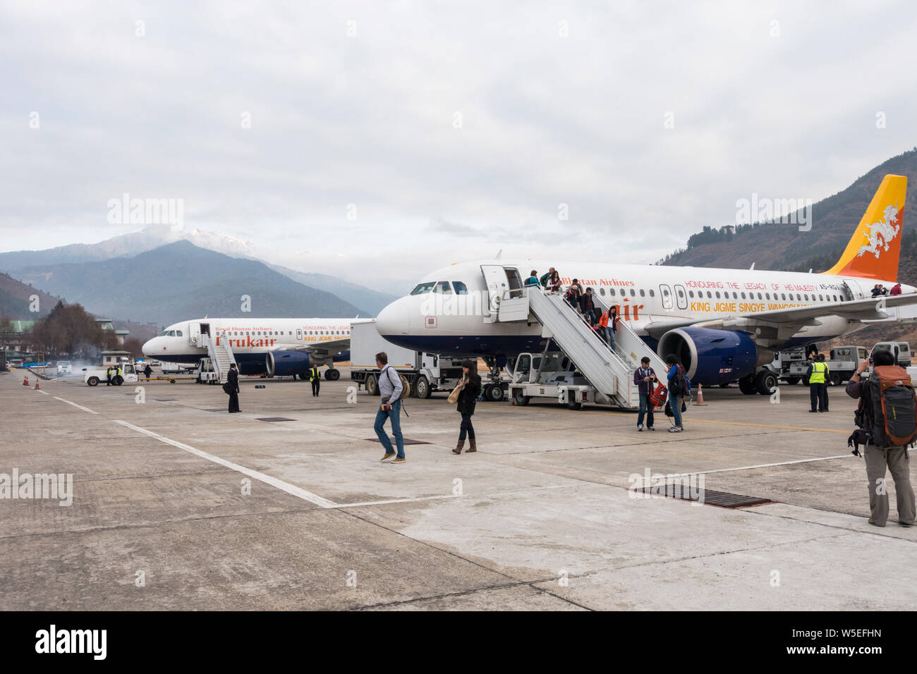 Drukair des avions à l'aéroport, Paro, Bhoutan, Asie de l'Ouest Banque D'Images