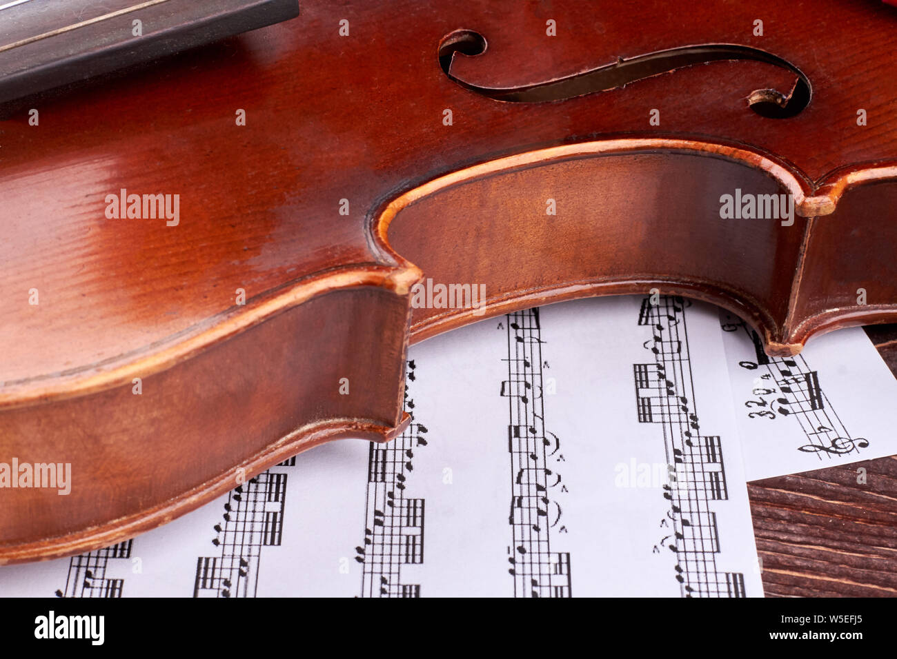Gros plan sur le violon brun et les notes de musique. Banque D'Images