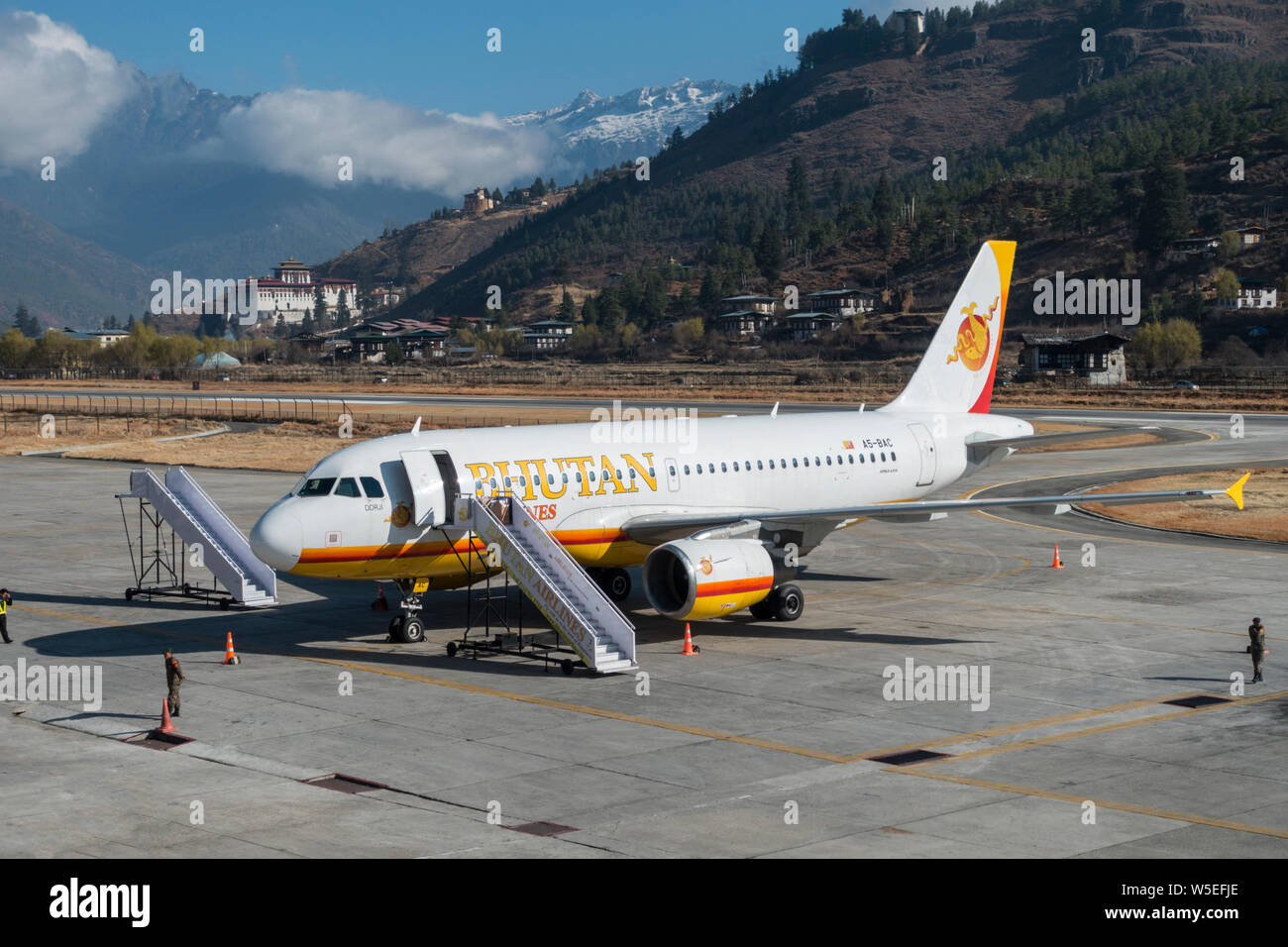 Bhoutan Airlines avion à l'aéroport, Paro, Bhoutan, Asie de l'Ouest Banque D'Images