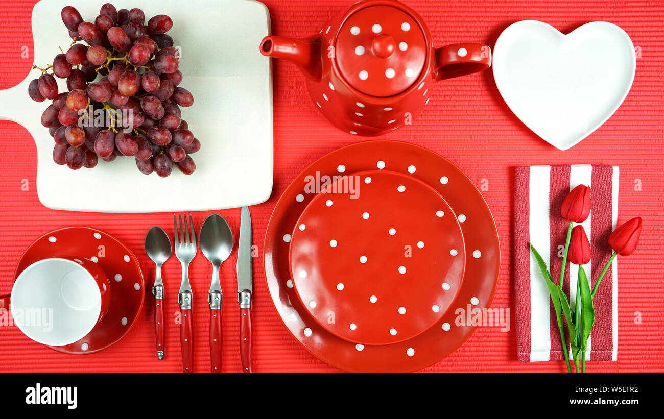 Couleurs vives et modernes thème rouge matin, le petit-déjeuner ou un brunch table, télévision lay. Banque D'Images