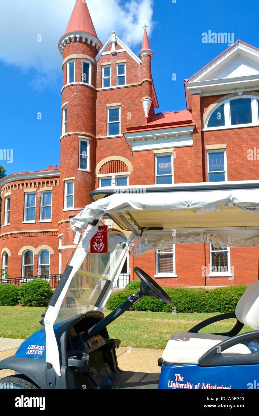 Une application Ole Miss chariot de golf est garé devant l'historique et distinctif Ventress Hall Building, à l'Université du Mississippi, Oxford Banque D'Images