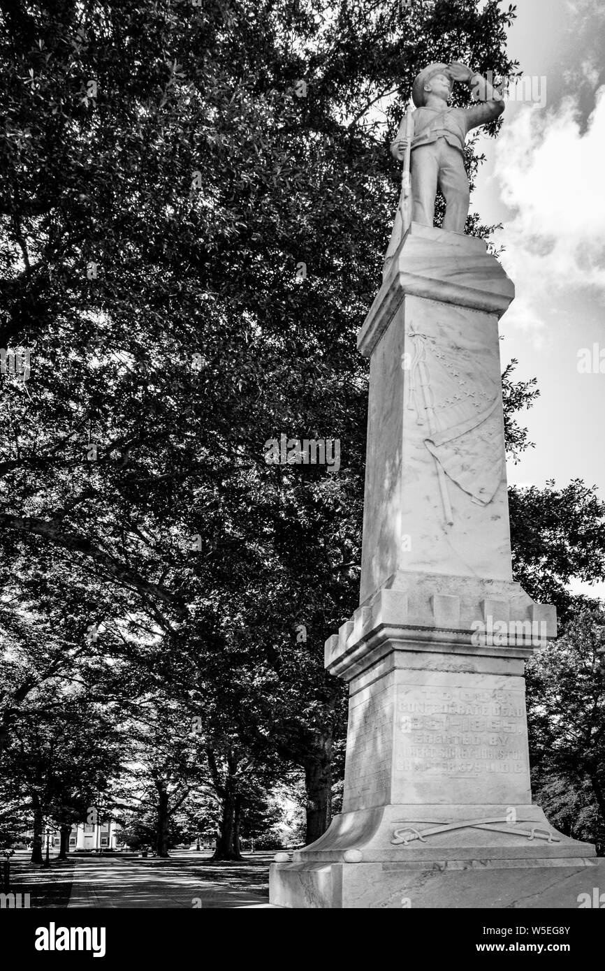 Un soldat confédéré de marbre statue au sommet d'un monument commémoratif de guerre civile sur le campus de l'Université du Mississippi à Oxford, en noir et blanc Banque D'Images