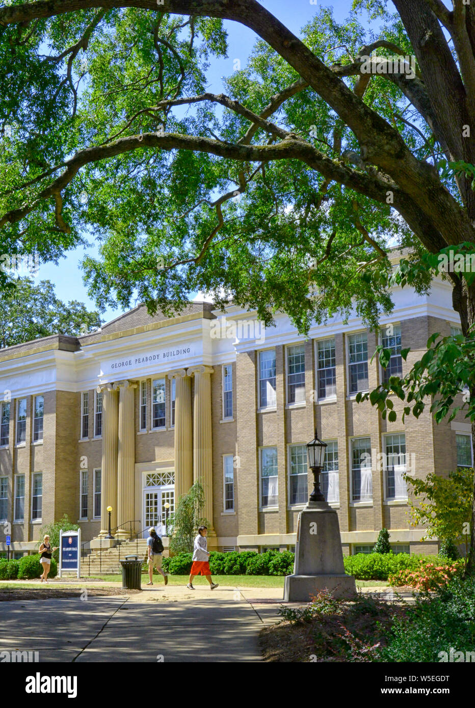 Les élèves près de l'entrée du bâtiment de style géorgien, le George Peabody, sur le campus de l'Ole Miss à l'Université du Mississippi, Oxford Banque D'Images