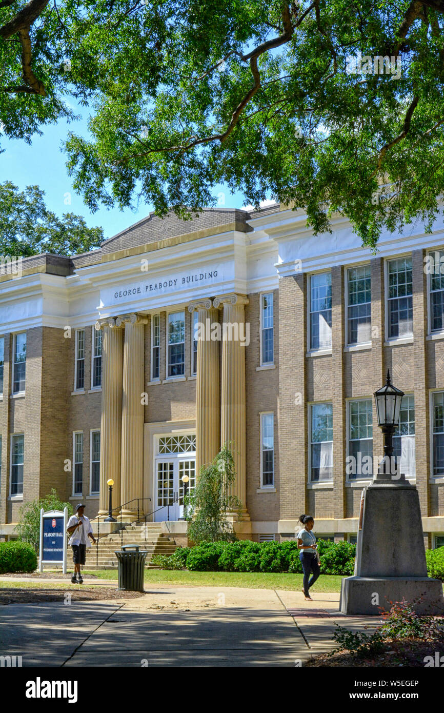 Les élèves près de l'entrée du bâtiment de style géorgien, le George Peabody, sur le campus de l'Ole Miss à l'Université du Mississippi, Oxford Banque D'Images