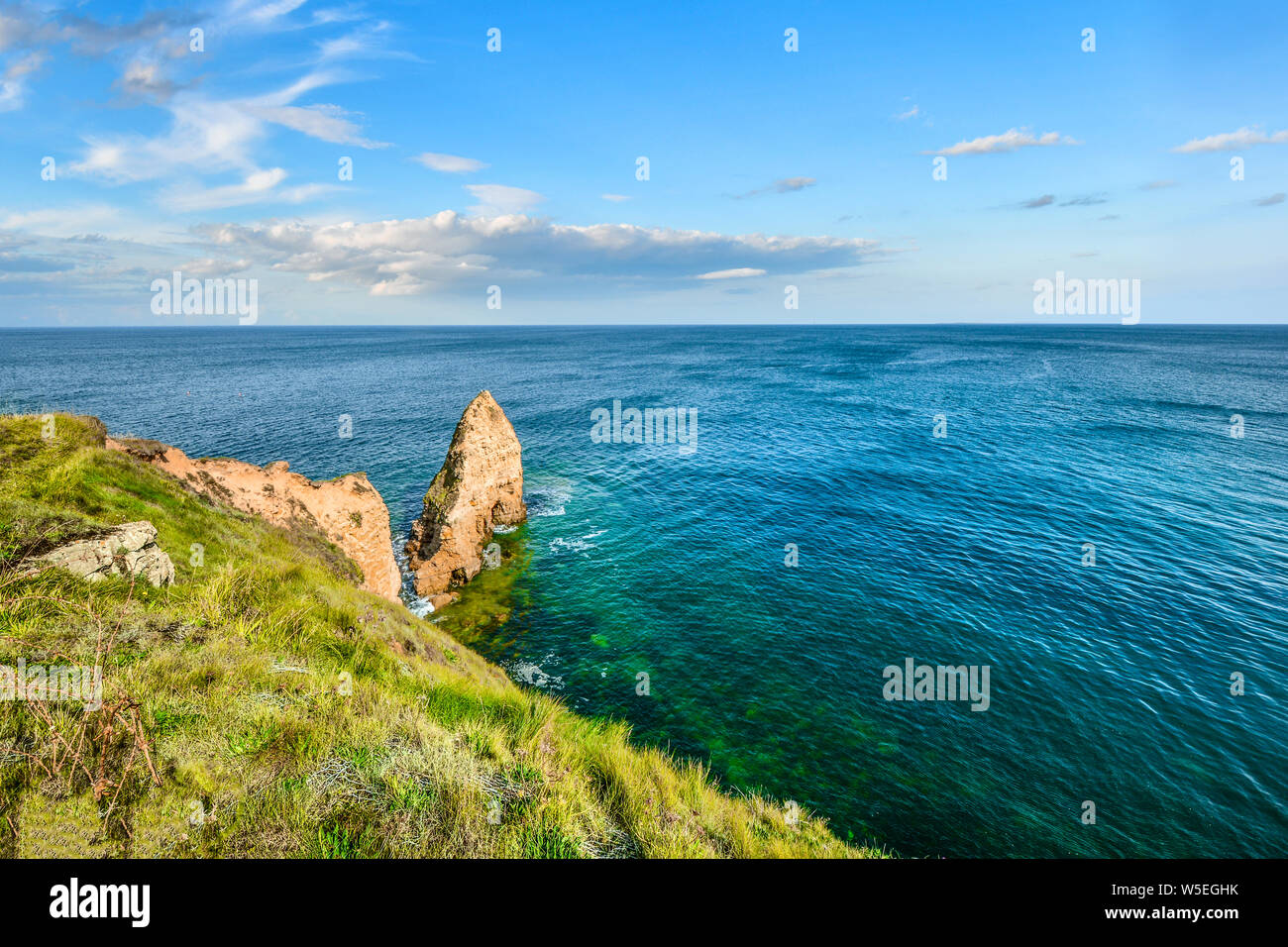 Une journée d'automne sur la Manche près de la roche à la Pointe du Hoc en Normandie France, le site de la bataille au cours de la journée d'invasion Banque D'Images