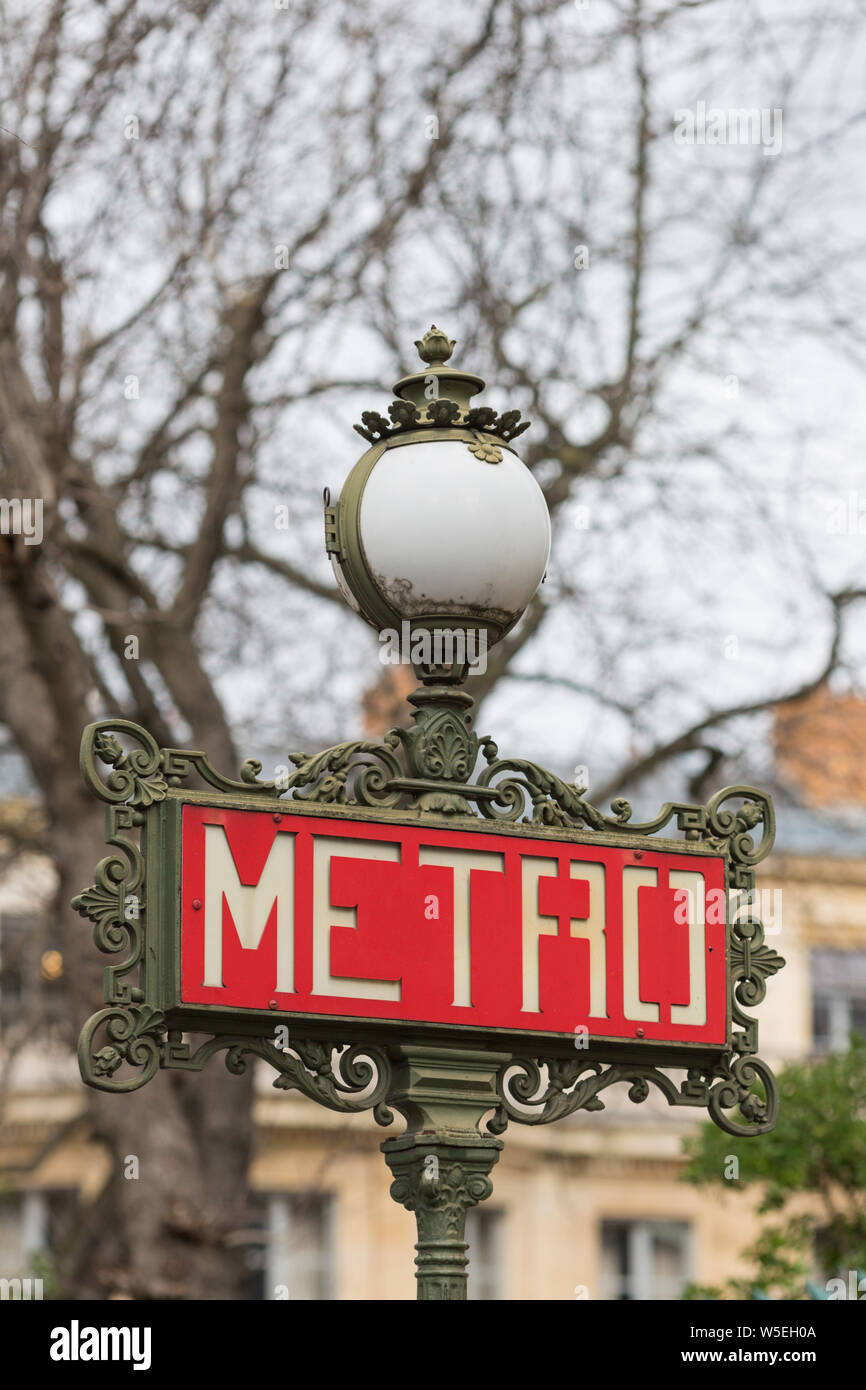 Art nouveau rouge vif metro sign, Paris, France Banque D'Images
