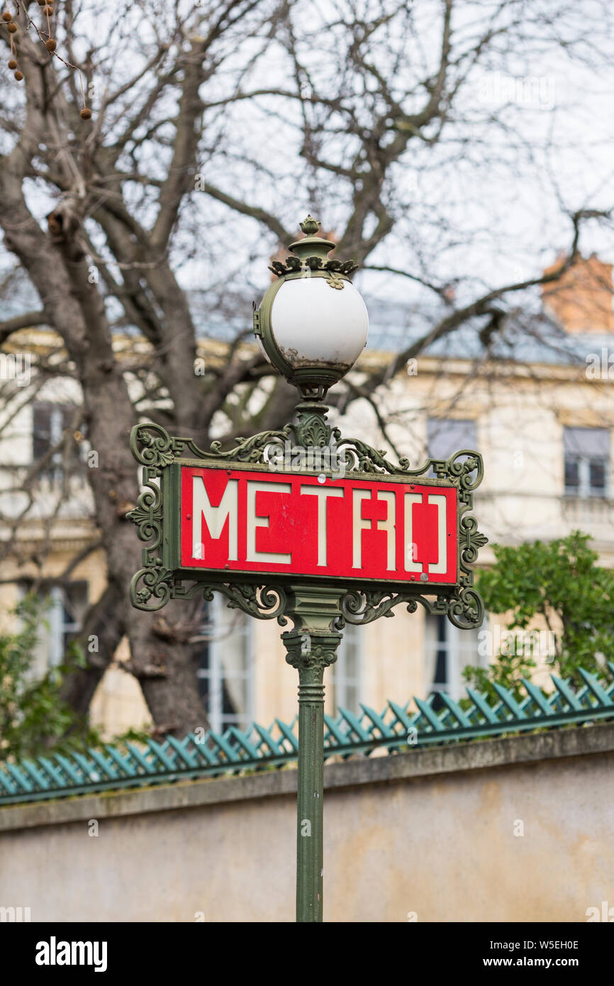 Art nouveau rouge vif metro sign, Paris, France Banque D'Images
