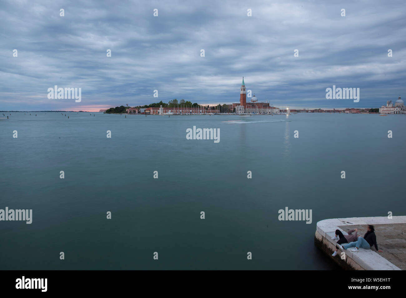 Venise en l'heure bleue,beau crépuscule à Venise avec les navires, les gondoles et les touristes profiter de l'ambiance. Banque D'Images