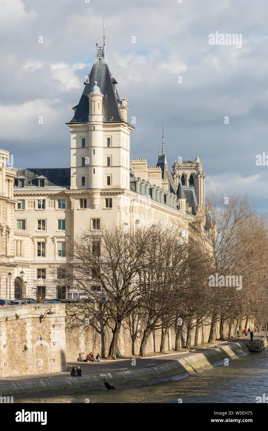 Le Palais de Justice de Paris sur l'Ile de la Cité Soleil, contre un ciel sombre Banque D'Images