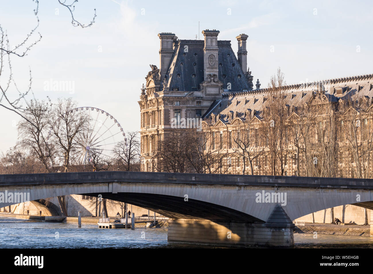 Pont du carrousel avec le Louvre derrière, Paris, France. Banque D'Images