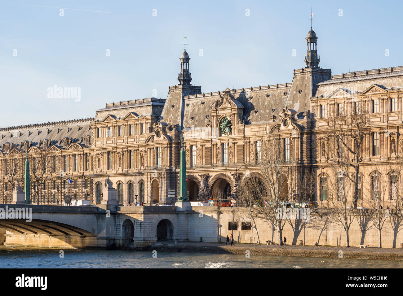 Pont du carrousel avec le Louvre derrière, Paris, France. Banque D'Images