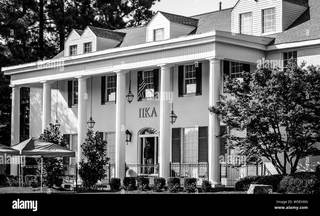 Un gage entre dans la porte du bâtiment de Fraternité Pi Kappa Alpha (IKA) sur le campus d'Ole Miss, l'Université du Mississippi, Oxford, Etats-Unis Banque D'Images