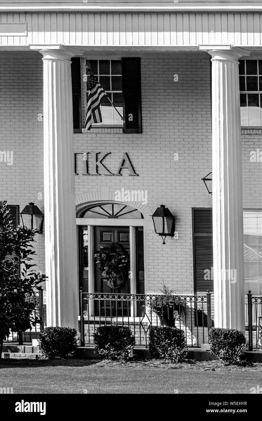 La porte décorative de la Fraternité Kappa Alpha Pi bâtiment sur le campus de l'Université d'Ole Miss, du Misssissippi, Oxford, en noir et blanc Banque D'Images