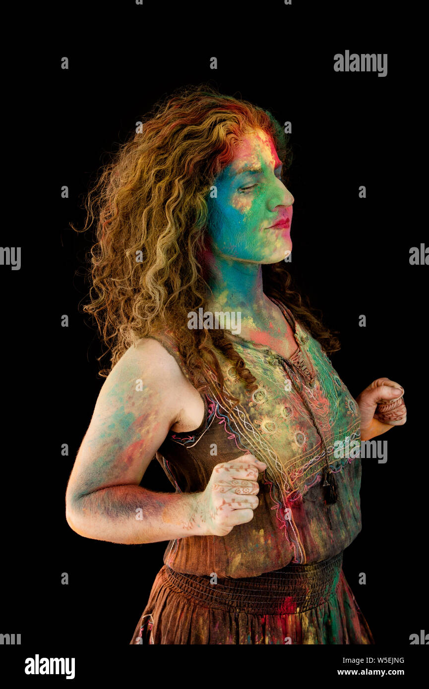 Fun heureux Femme avec peinture poudre Festival Holi sur son visage. Banque D'Images