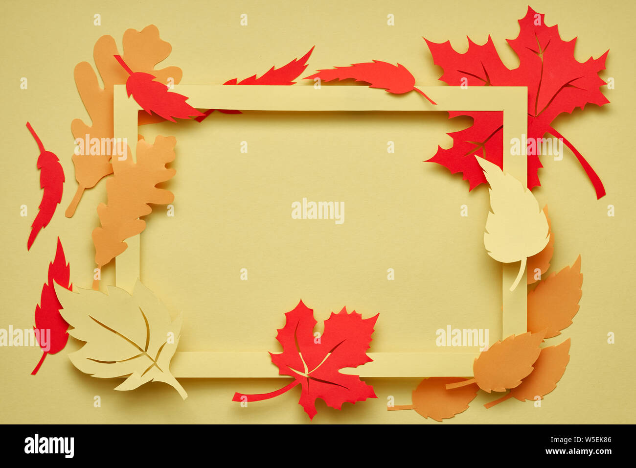 Temps d'automne, mise à plat avec l'automne les feuilles de papier dans l'enveloppe sur papier fond Banque D'Images