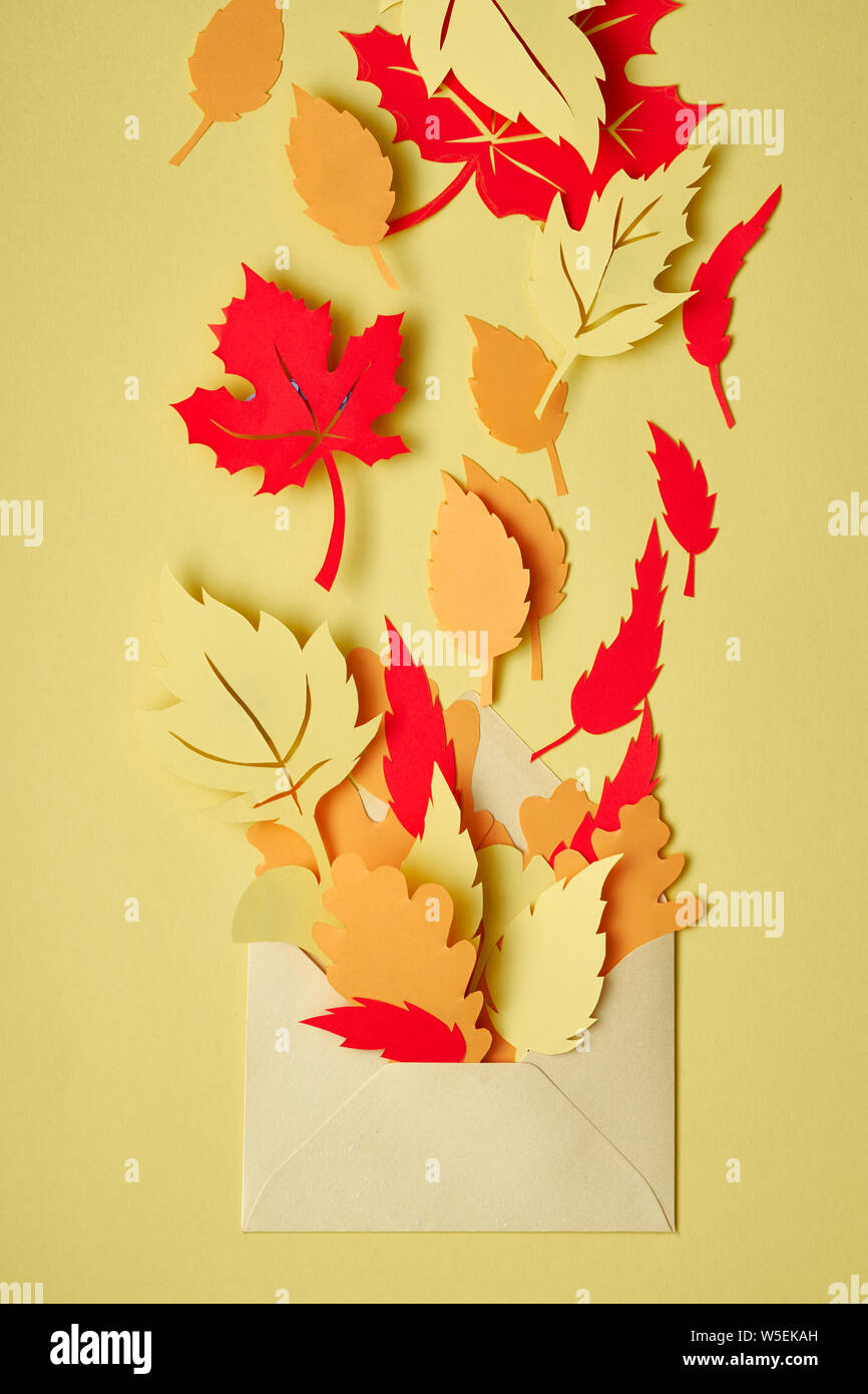 Temps d'automne, mise à plat avec l'automne les feuilles de papier dans l'enveloppe sur papier fond Banque D'Images