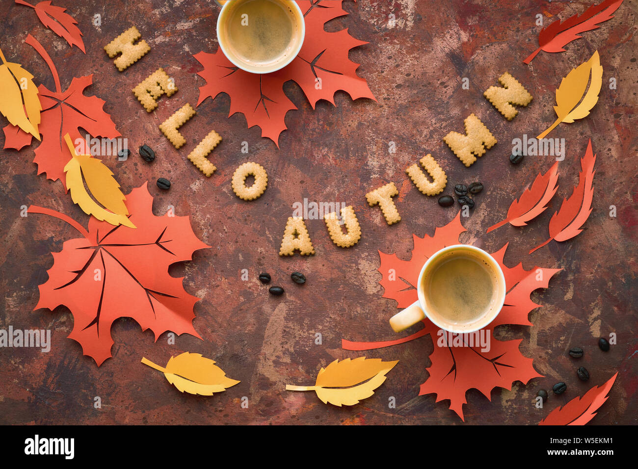 Temps d'automne, télévision jeter sur fond texturé noir avec l'automne les feuilles de papier, des biscuits et du café Banque D'Images