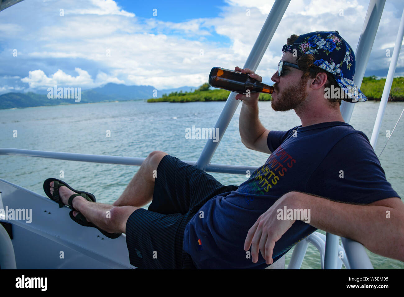Bières sur un bateau au coucher du soleil Banque D'Images