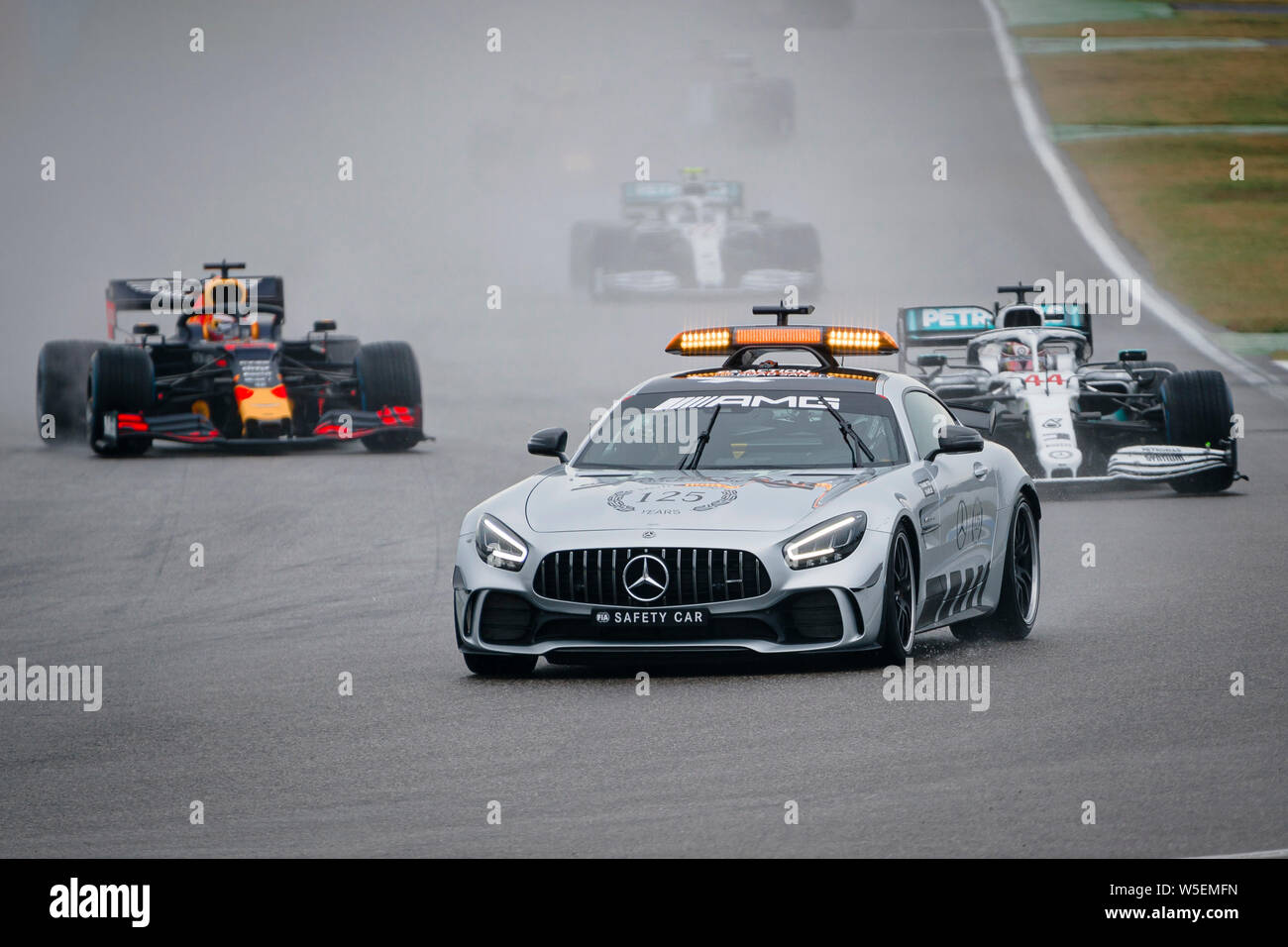 Hockenheim, Allemagne. 28 juillet, 2019. La voiture de sécurité mène le peloton au début de la German Grand Prix F1 race. Credit : SOPA/Alamy Images Limited Live News Banque D'Images