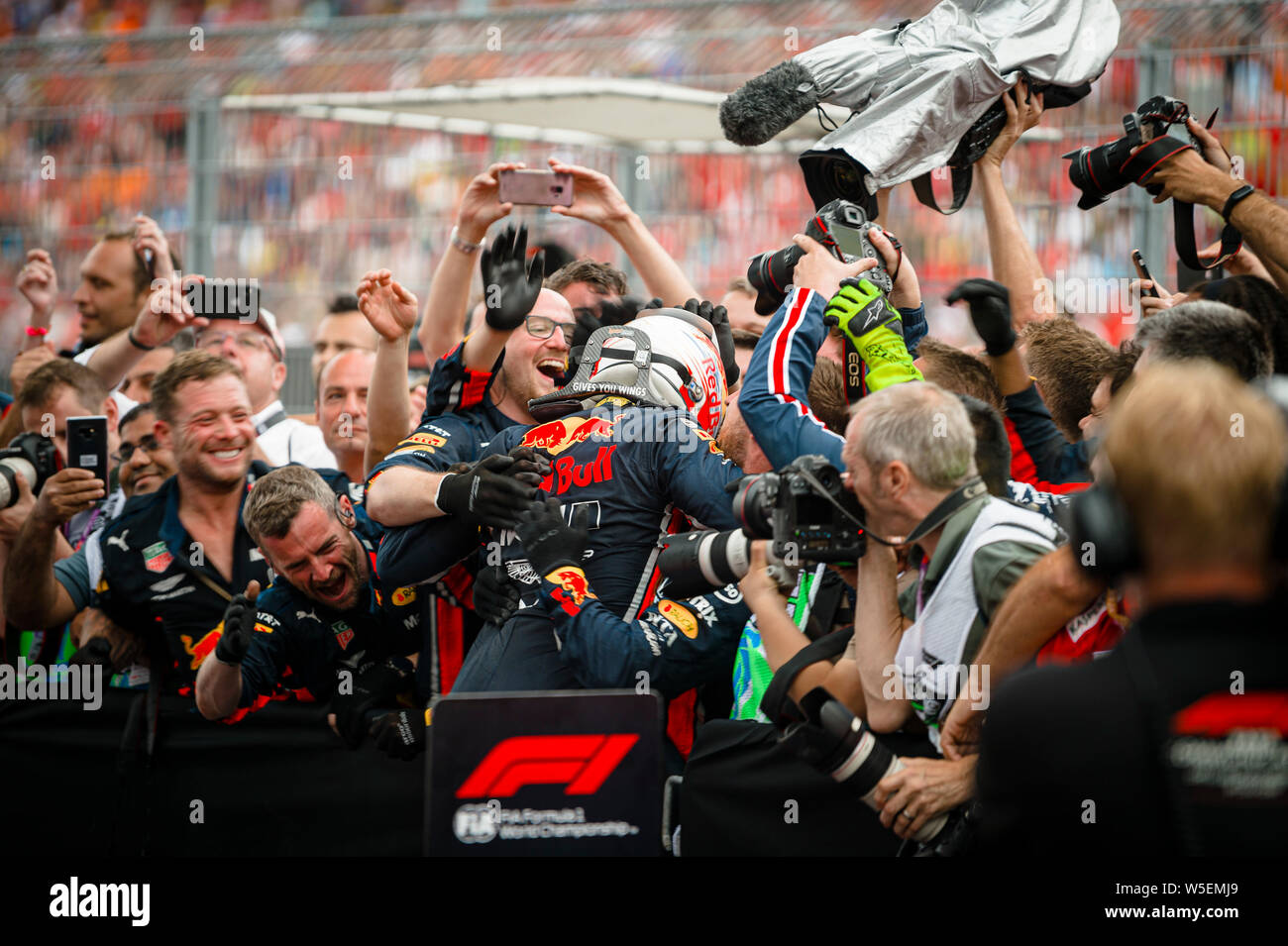 Hockenheim, Allemagne. 28 juillet, 2019. Red Bull Racing a pilote néerlandais Max Verstappen célèbre avec ses mécaniciens allemands après avoir remporté le Grand Prix de F1 race. Credit : SOPA/Alamy Images Limited Live News Banque D'Images
