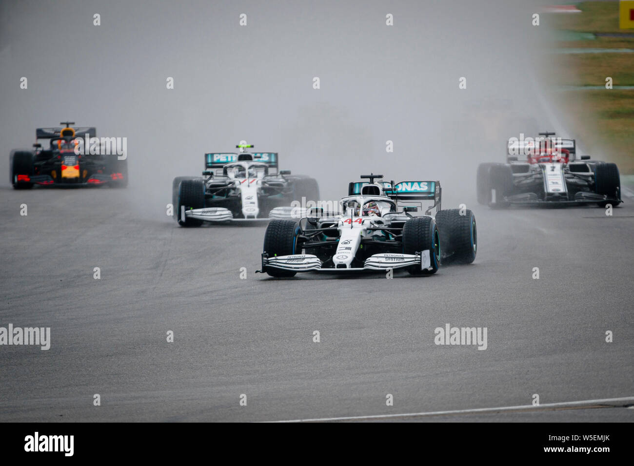 Hockenheim, Allemagne. 28 juillet, 2019. Mercedes AMG Petronas F1 Team pilote britannique Lewis Hamilton (2R), Mercedes AMG Petronas F1 Team pilote Finlandais Valtteri Bottas (2L), Alfa Romeo Racing pilote Finlandais Kimi Raikkonen (R) et du Red Bull Racing pilote néerlandais Max Verstappen (L) au cours de la concurrence allemand F1 course de Grand Prix. Credit : SOPA/Alamy Images Limited Live News Banque D'Images