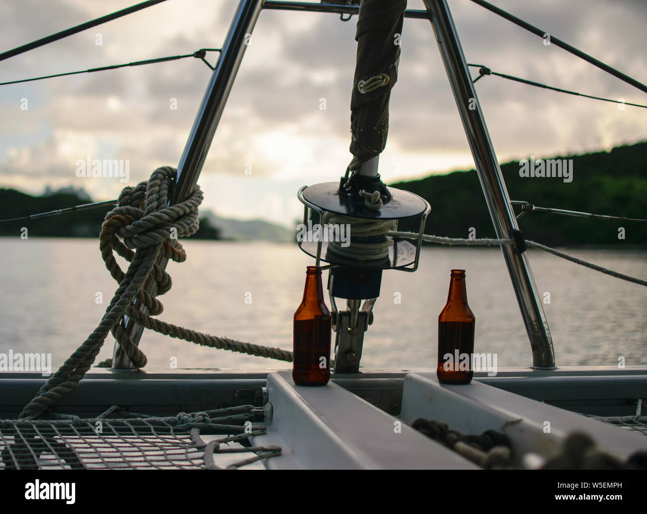 Bières sur un bateau au coucher du soleil Banque D'Images