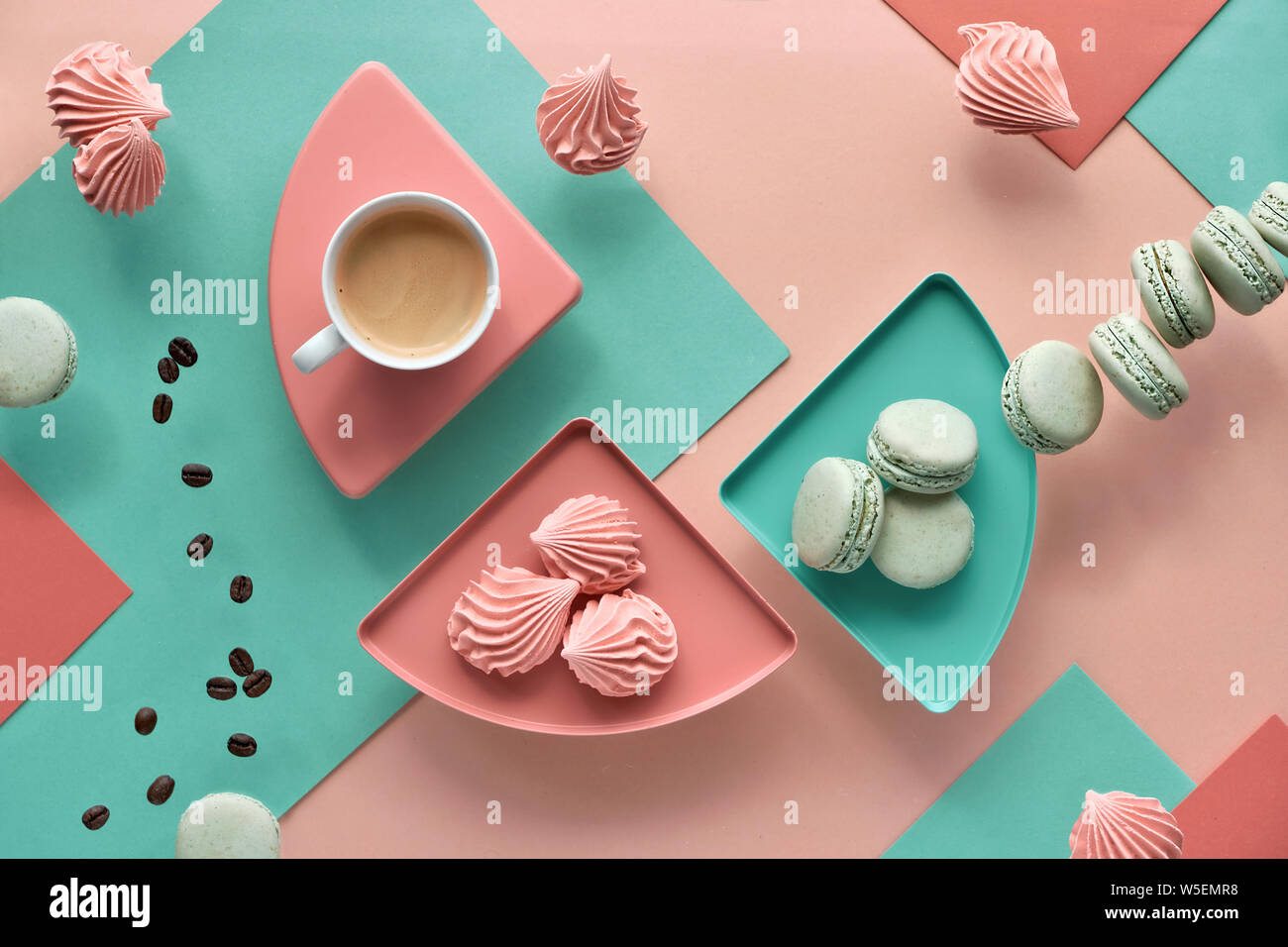 Moyenne géométrique fond de papier de menthe et de couleurs corail avec du café, les guimauves et macarons Banque D'Images