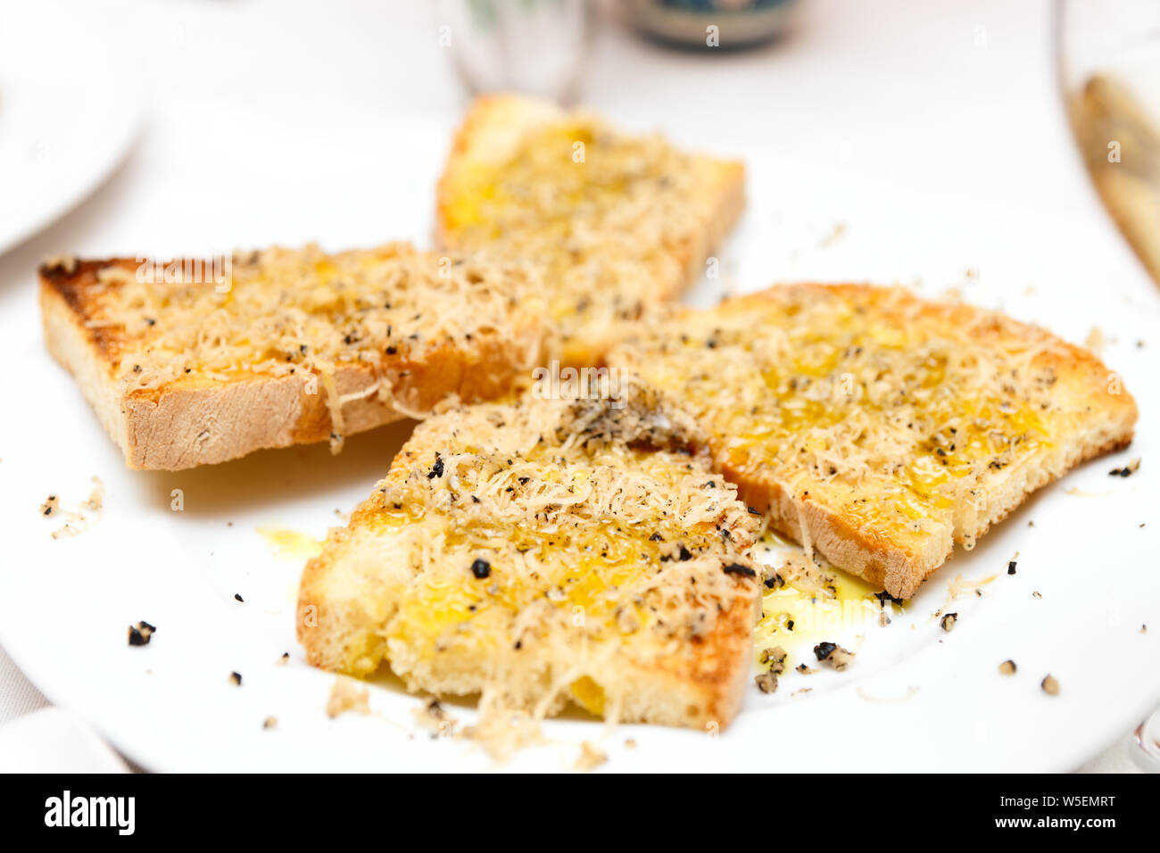 Toasts de pain blanc avec de l'huile d'olive et de truffe noire râpée Banque D'Images