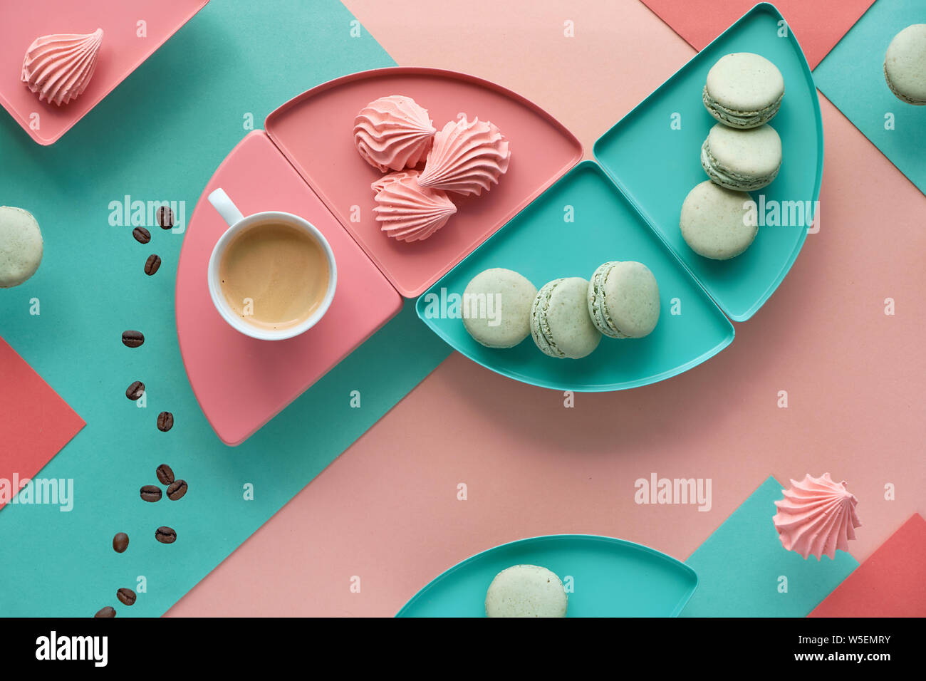 Moyenne géométrique fond de papier de menthe et de couleurs corail avec du café, les guimauves et macarons Banque D'Images