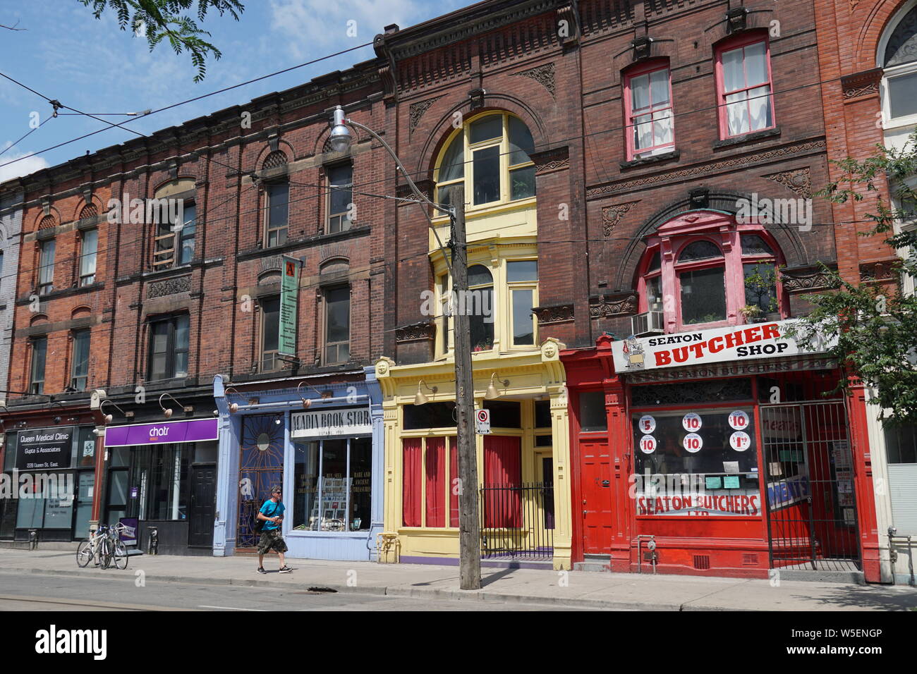 TORONTO - Juillet 2019 : Un bloc de 19e siècle bien conservé de bâtiments commerciaux sur la rue Queen. Banque D'Images