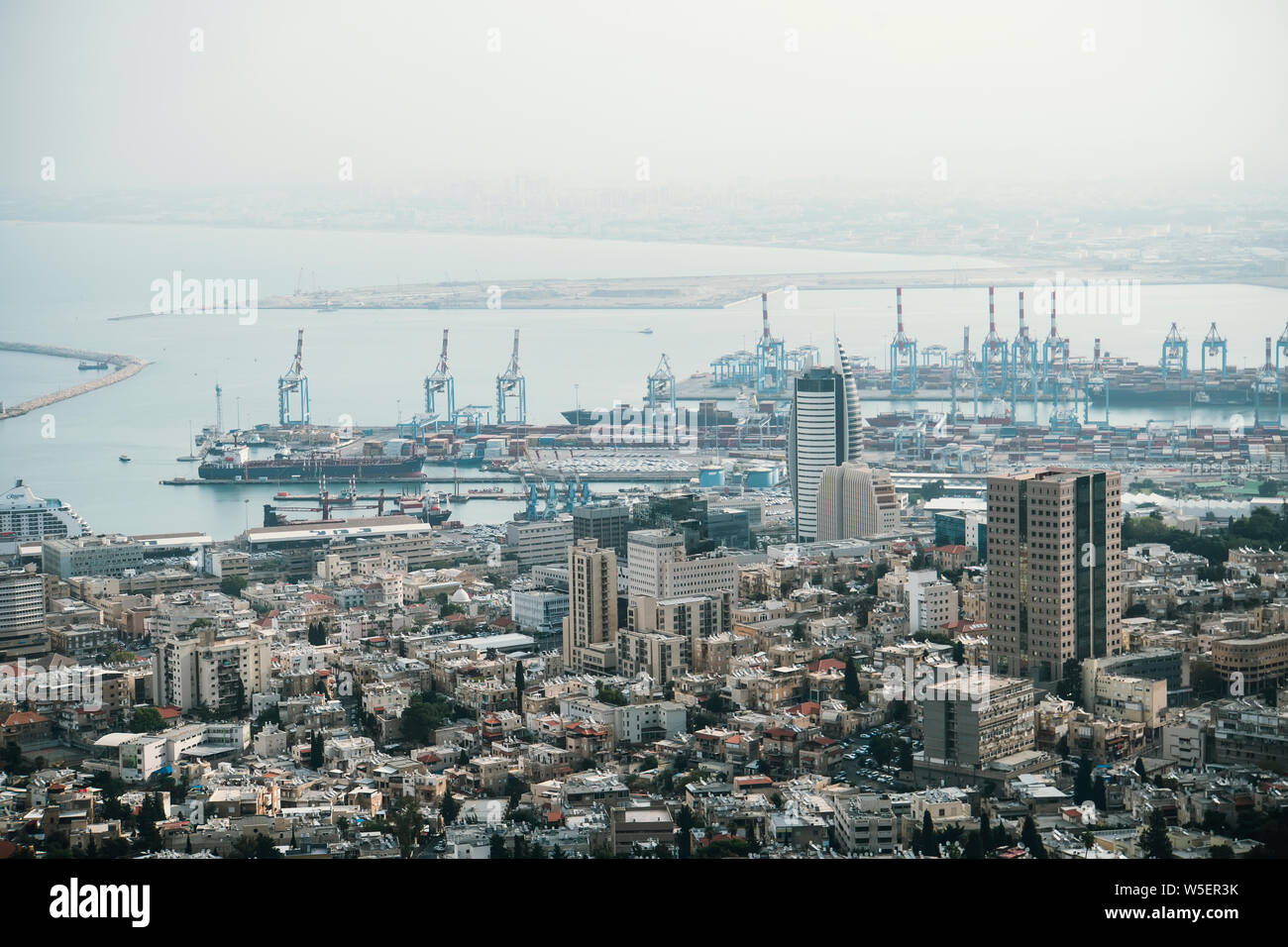 Paysage de la ville de Haïfa. Bâtiments urbains modernes à Haïfa avec de nombreux navires traversiers, l'affichage de l'air. Vue aérienne du port d'une ville de bord tourné en début de Banque D'Images