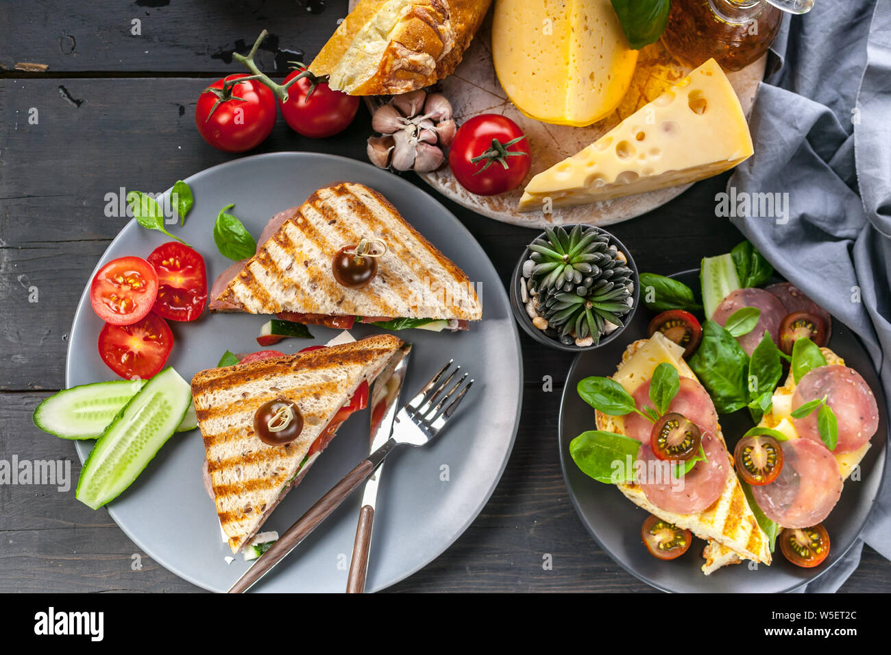 Toasts de boeuf fumé, tomates, épinards et fromage blanc. Close-up. Vue d'en haut Banque D'Images