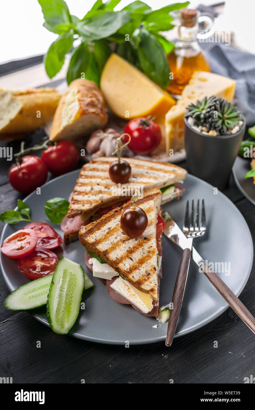 Toasts de boeuf fumé, tomates, épinards et fromage blanc. Close-up. Shot verticale Banque D'Images