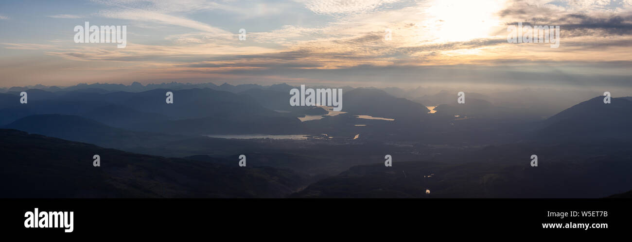 Belle vue panoramique du paysage de montagne au cours de l'été animé d'un coucher du soleil. Prises au Mont Arrowsmith, près de Nanaimo et Port Alberni, Vancouv Banque D'Images