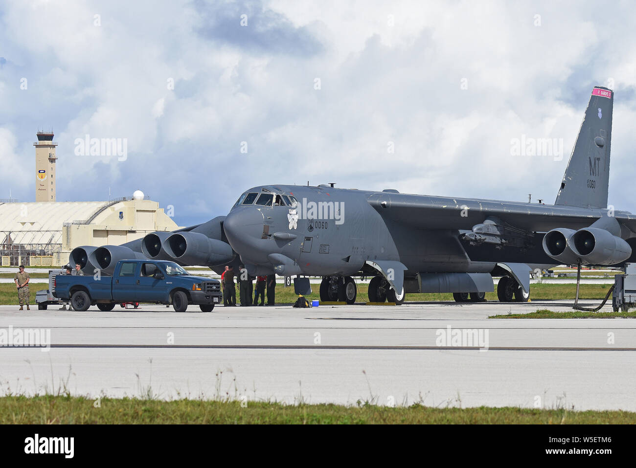 Un B-52 Stratofortress du 69e Escadron expéditionnaire piégée, déployés à partir de Minot Air Force Base, N.D., des terres le 12 juillet 2019, date à Andersen Air Force Base, Guam. Une nouvelle rotation de l'équipage, le personnel de maintenance et d'aéronefs affectés à la 69e EBS est arrivé sur Guam pour remplacer le 23e à l'appui de l'EBS américaines du Pacifique continue de la présence de bombardiers mission. Depuis mars 2004, Andersen AFB a accueilli la mission du PRC, qui est conçu pour renforcer la sécurité régionale et leur donne l'assurance aux alliés et partenaires que les Etats-Unis sont en mesure de défendre ses intérêts en matière de sécurité nationale Banque D'Images