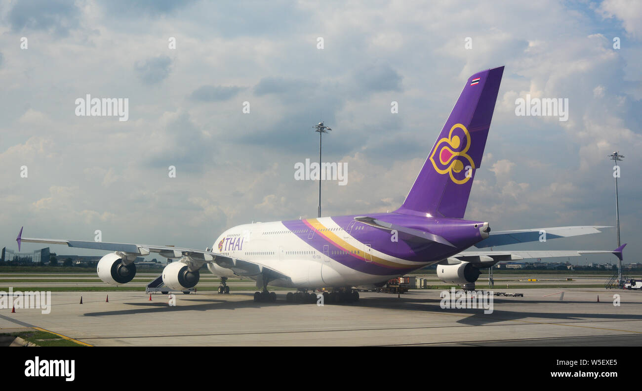 Bangkok, Thaïlande - 10 Nov 2015. Thai Airways HS-TUA (Airbus A380) à l'aéroport Suvarnabhumi de Bangkok (BKK). Banque D'Images