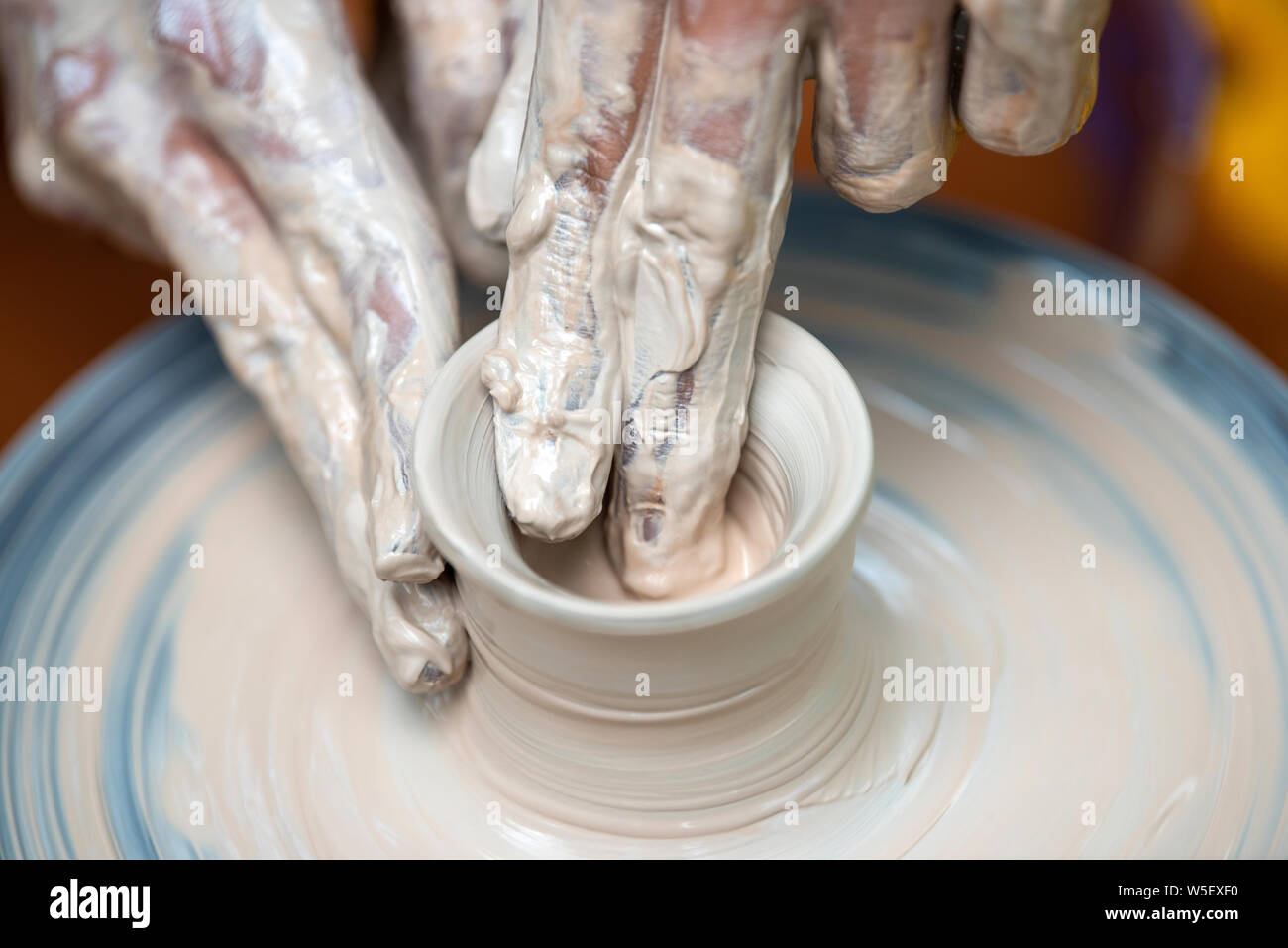 Potier Photo Les mains de potter. Le potter qui fait des plats de poterie sur tour ...